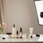 Vetrina di fotografia prodotti milano con allestimento professionale, articoli per la cura della pelle eleganti catturati in ambiente studio.